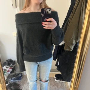 Snygg stickad tröja - Stickad off-shoulder tröja, otroligt skön och mjuk och snygg! Säljer då den inte riktigt är min stil och oanvänd! Skriv ifall du har funderingar eller vill ha fler bilder!💕