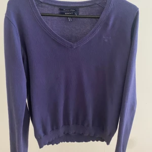 Mörkblå Gant tröja  - Mörkblå tröja i bra skick men är jättelite nopprig. 