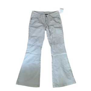lågmidjade jeans - ett par jättefina ljusgrå bootcut jeans i st 38. De är ganska små i storleken, de är tajta på mig som i vanliga fall är en 36-38.💗 mått: midja 39 cm höft 48 cm midja till grenen 19 cm knä 19 cm bredden längst ner på jeansen 28 cm innerbenslängd 78 cm
