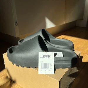 Yeezy slide - Yeezy Slide Onyx  Storlek 44 1/2 (Passar för 43) Använts 2 gånger  Kvitto och box finns. 700kr
