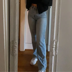 Ljus blåa Bershka jeans  - Använda en del men fortfarande bra skick!  Skriv för mer bilder !