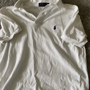 Polo Ralph Lauren piké  - En snygg polo piké som knappt använd. Fin nu till sommaren. Köpt för 1200 säljer för 600. Storlek S (168-172)