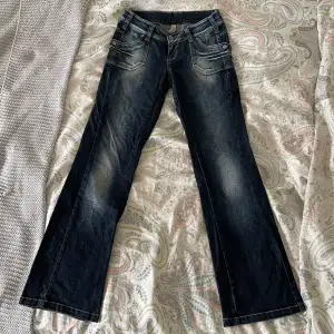 Säljer dessa coola jeans som har så snygg tvätt! De är från Vero Moda och köpta secondhand för ett tag sen. De är i ganska bra skicka men har små tecken på slitningar, inget som märks! Midjemått tvärs över är ca 36 och innerbenslängd 75!