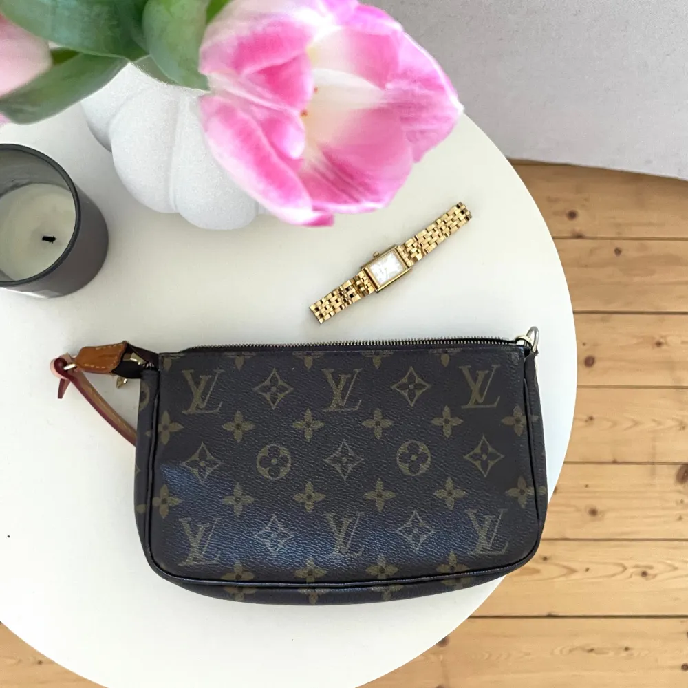 Så fin äkta pochette väska från louis vuitton inköpt från vestiare collective! Orginalbandet har tyvärr gått sönder så beställde ett nytt band (dock ej från louisvuitton) som inte riktigt är i samma färg men tycker absolut det funkar ändå (se bild 2). Väskor.