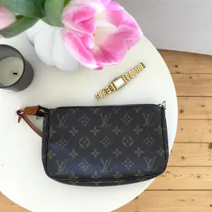 Så fin äkta pochette väska från louis vuitton inköpt från vestiare collective! Orginalbandet har tyvärr gått sönder så beställde ett nytt band (dock ej från louisvuitton) som inte riktigt är i samma färg men tycker absolut det funkar ändå (se bild 2)