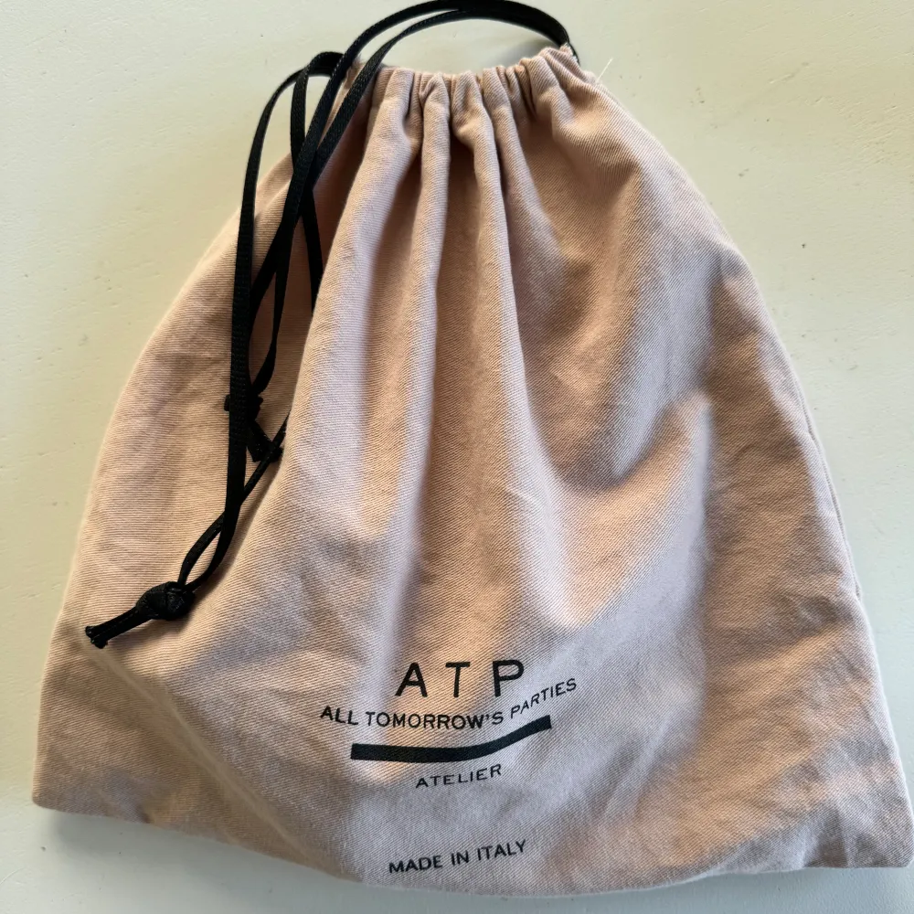 Mini ATP väska i väldigt bra skick, påse medföljer. Modell San Gamignano, äkta läder. Bredd: 12cm Höjd: 8cm Djup: 4,5cm Axelband: 51cm. Väskor.