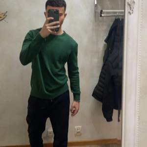 Snygg grön sweatshirt i storlek S