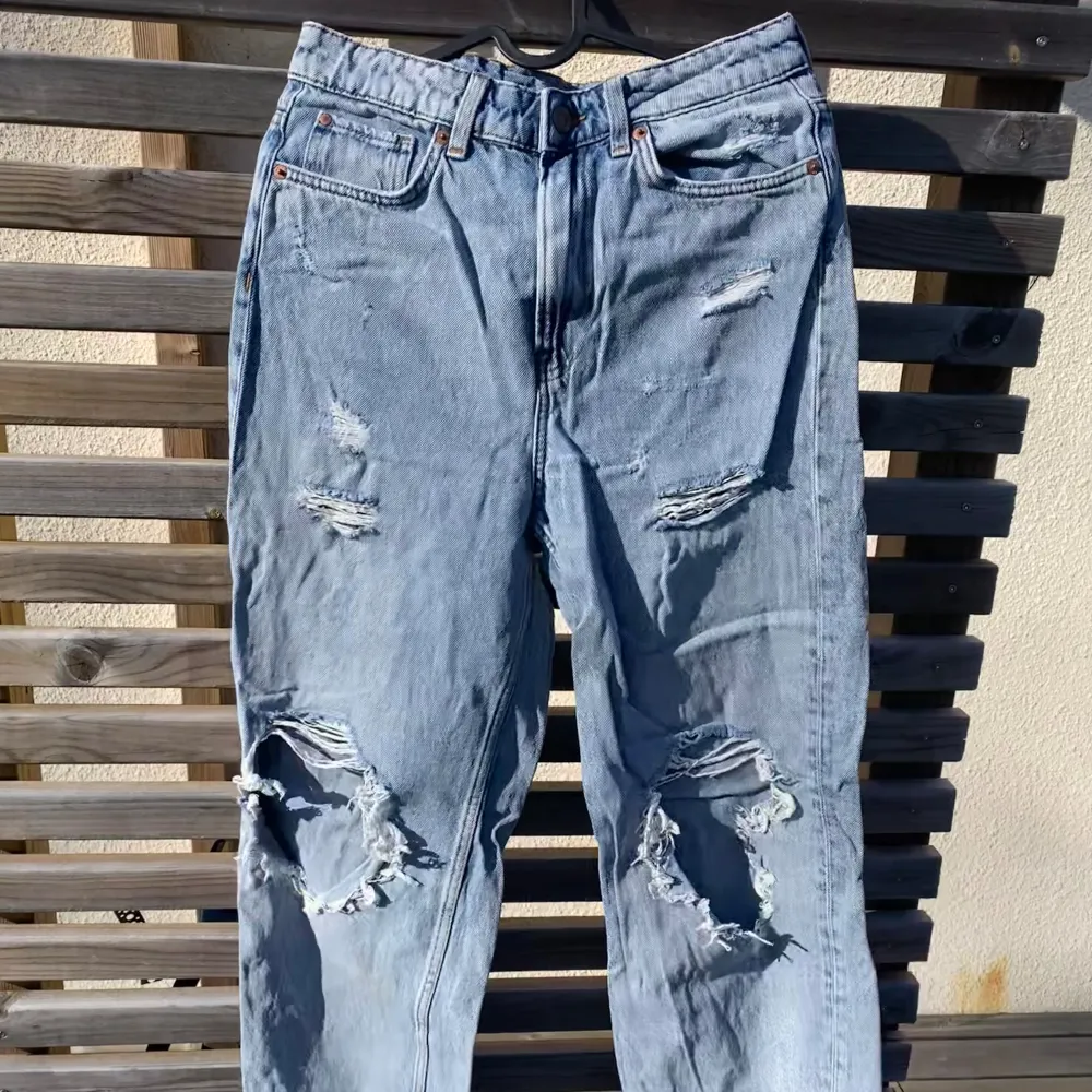 Ett par blå jeans från HM. Använda men inga defekter! Säljer då dom är snäppet för korta på mig för min smak (är 173 i jämnförelse). Det är bara att skriva vid frågor😊 . Jeans & Byxor.