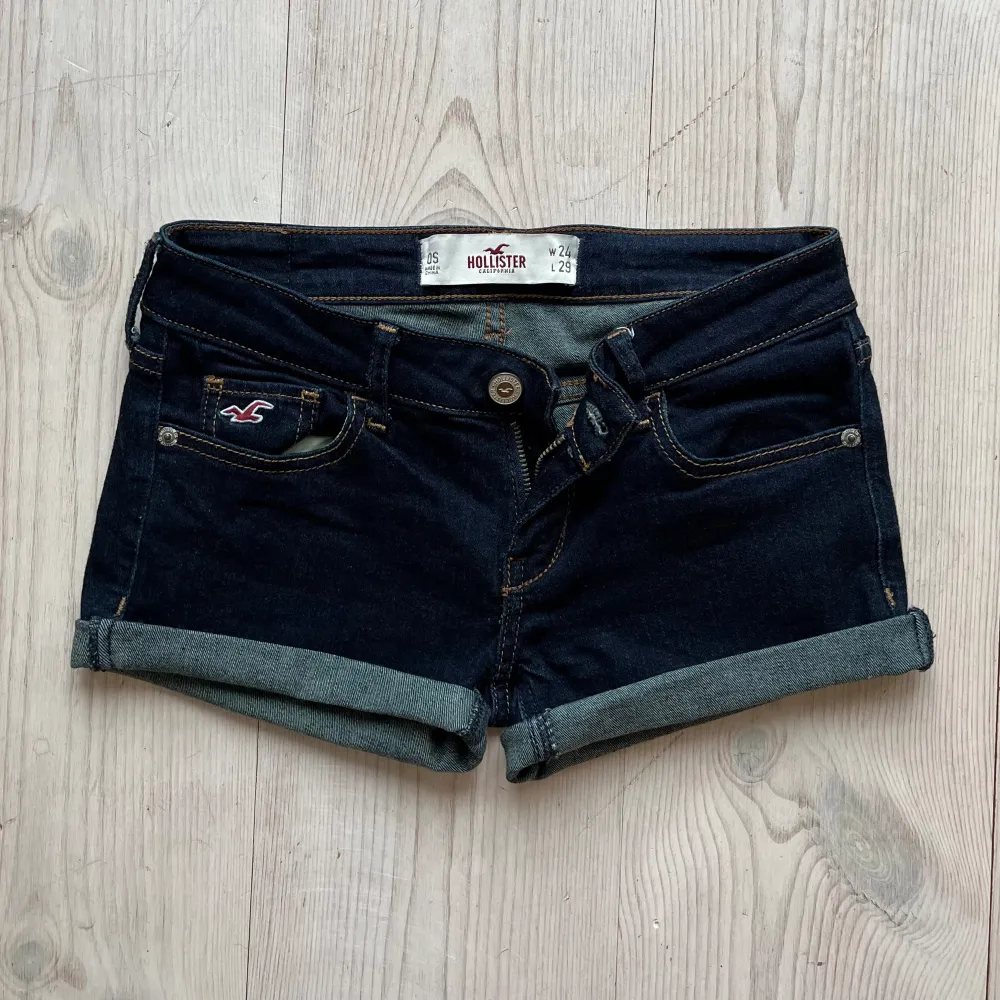 Lågmidjade uppvikta jeansshorts från Hollister som jag har gjort om av ett par byxor. Storlek W24 L29 och tvärs över midjan är det 35 cm + stretch. Har tyvärr inga bilder med dem på då de är försmå för mig. Använd gärna köp nu!. Shorts.