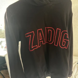 Zadig hoodie - Säljer den här äkta zadig hoodien då den inte kommer till användning. Är i barnstorlek men passar mig med s/m.