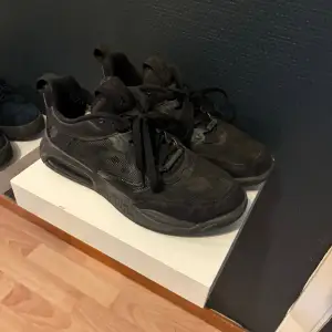 Säljer nu ett par Nike Jordan jumpman max 200 Skorna tvättas såklart innan dom säljs