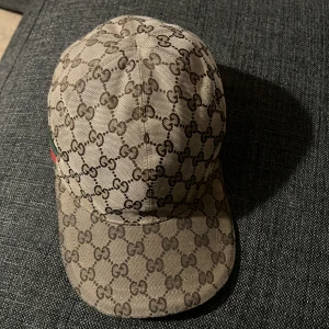 Gucci keps  - Säljer denna  Gucci keps  jag har fått som present använder den inte längre den är helt fräsch och är jätte jätte bra skick tveka inte på höra av er.
