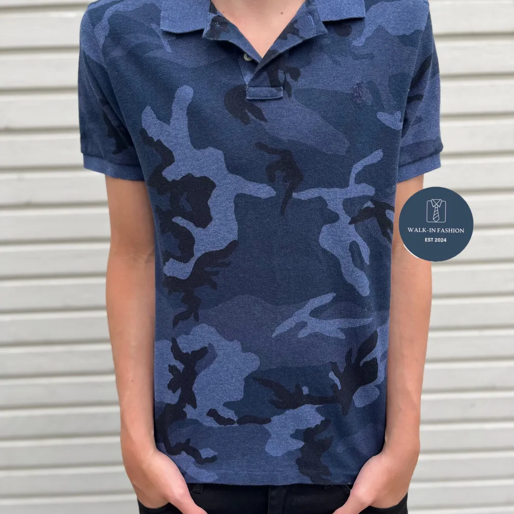 Tja! Säljer du denna Ralph Lauren pike i en sjukt snygg camouflage färg. Skick: 10/10 använd endast3 gånger (inköppt iår med tags på). Nypris runt 999kr och säljs nu för endast 499kr. Hör gärna av er vid minsta lilla fundering 💭.. Skjortor.