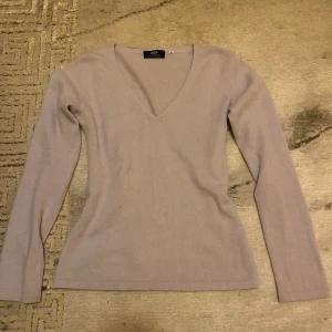Cashmere Tröja - Otroligt snygg cashmere tröja, använd ett par gånger. Den är ljusblå men ser grå ut på bilden. Sitter väldigt bra på mig som är S/Xs. Det finns en liten fläk som kommer gå bort genom att tvätta den. Priset går att diskuteras.
