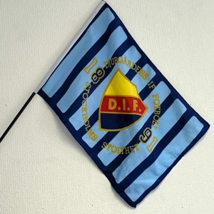 Djurgården flaggor  - Djurgården flaggor Flagga på pinne Stockholms stolthet: 45 x 31cm Pris 50 kr/st Flaggstångsflagga: 155 x 90cm Pris 100kr/st Finns ett gäng av båda, givetvis nya. Vid köp: skriv antal och vilken sort