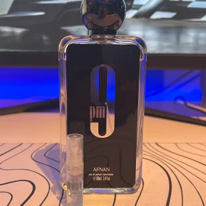 Afnan 9PM  - 2 ml sample av den populära parfymen Afnan 9PM🍦🍏 Köp en billig sample av parfymen innan du köper den så du får se om du gillar hur den luktar och beter sig på din hud🙂‍↔️