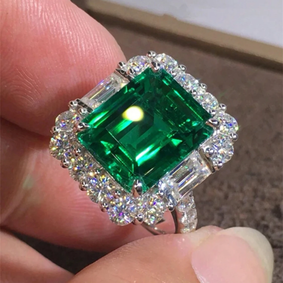 Very beautiful zircon stone green with green stone in central - 90