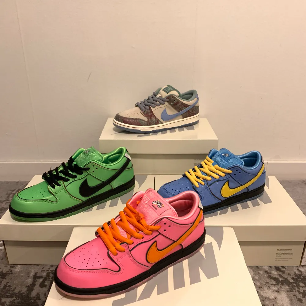 Alla skor DS (oanvända)   Nike SB Dunk ”Crenshaw Skate Club” X2 EU 41/US 8 - Pris: 2800kr  Nike SB Dunk ”Buttercup” (Gröna) EU 45/US 11 - Pris: 2600kr  Nike SB Dunk ”Bubbles” (Blåa) EU 43/US 9,5 - Pris: 3200kr  Nike SB Dunk ”Blossom” (Rosa) EU 43/US . Skor.