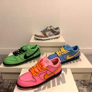 Alla skor DS (oanvända)   Nike SB Dunk ”Crenshaw Skate Club” X2 EU 41/US 8 - Pris: 2800kr  Nike SB Dunk ”Buttercup” (Gröna) EU 45/US 11 - Pris: 2600kr  Nike SB Dunk ”Bubbles” (Blåa) EU 43/US 9,5 - Pris: 3200kr  Nike SB Dunk ”Blossom” (Rosa) EU 43/US 