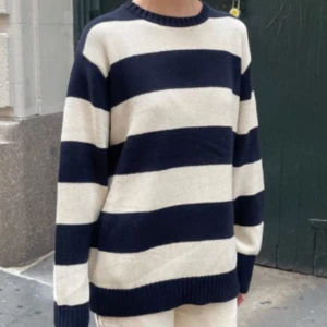 Brandy Melville, Brianna  - Jätte fin och trendig brandy Melville tröja i modellen ”Brianna” Använd fåtal gånger NYPRIS: 380kr  🫶