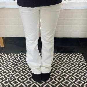 Vita Bootcut jeans i fint skick, skriv privat för fler bilder