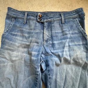 Super fina baggy Jeans - Jätte fina baggy jeans! De är lite slitna vid ändan av jeansen, köpta december 2022 ifrån Sellpy och jag har använt de ett par gånger. Säljer för att de är för stora i midjan på mig