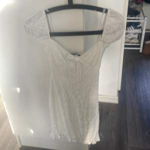 En vit jätte söt klänning från bershka. Inte använd eller något, storlek xs. 