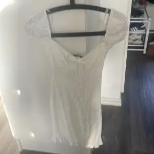 En vit jätte söt klänning från bershka. Inte använd eller något, storlek xs. 