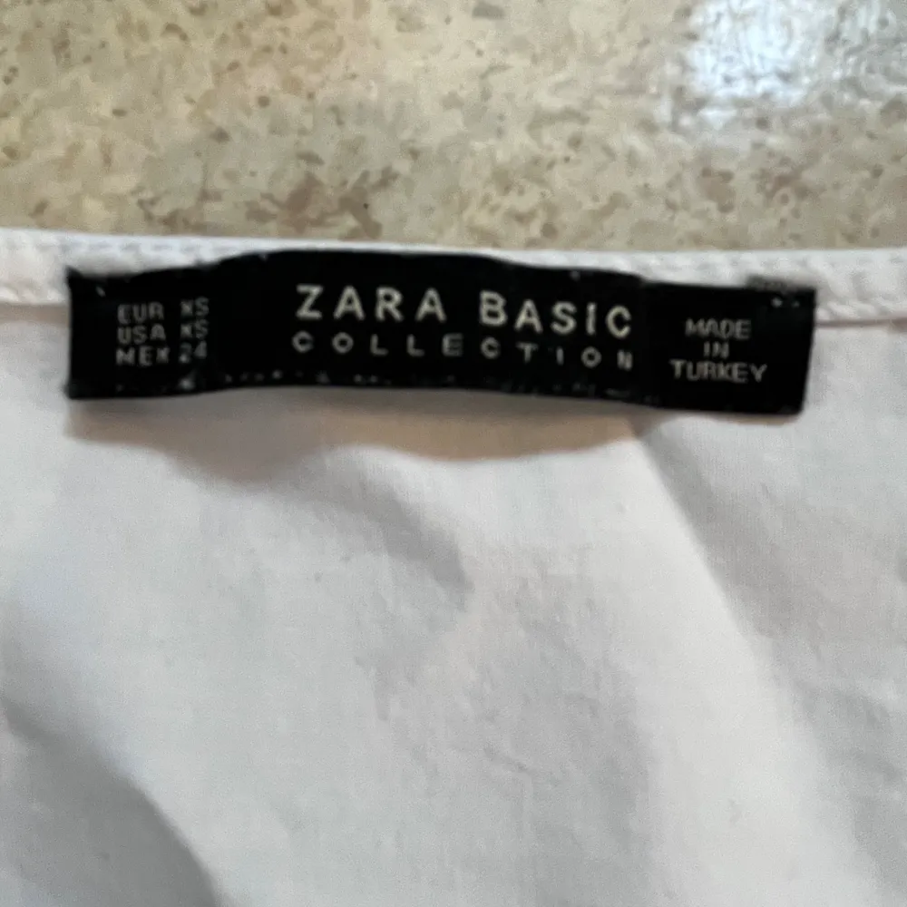 Otroligt fin Bellbottom blus/tröja ifrån Zara! Köpt ifrån lindra secondhand för tre år sedan och jag har använt den ungefär fem gånger. Säljer då den är för tight på mig . Blusar.