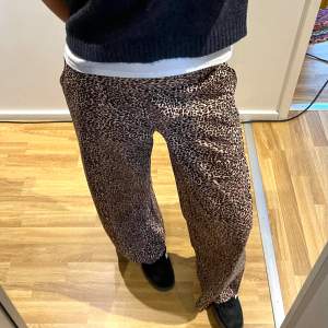 Super snygga och trendiga leopardmönstrade byxor!! lågmidjat/ mid waist, du väljer! Endast använda två gånger så de är i perfekt skick🤩
