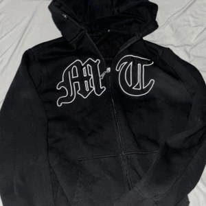 Tuttolente ”MT” hoodie - Tuttolente ”MT” hoodie storlek M Fick i present  Byxor finns ej 
