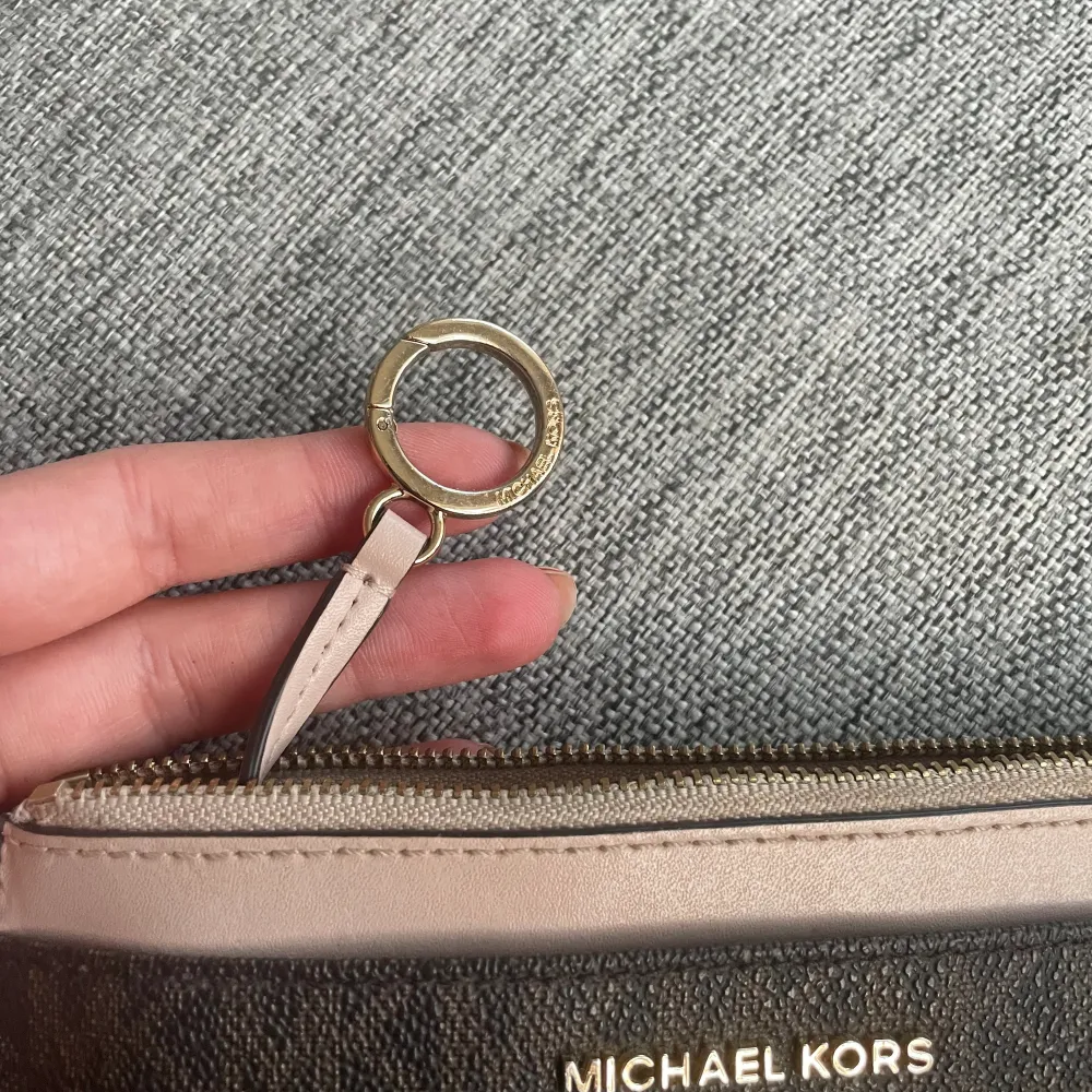 Jättefin plånbok från Michael kors  Några små defekter men inget som syns jätte tydligt Pris kan diskuteras. Väskor.