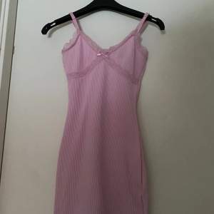 En rosa klänning som ska nu säljas eftersom den kommer ej till någon användning och tar plats i garderoben. Har aldrig använt den. Nypris 200kr men säljs för 85kr :) skriv privat efter intresse!