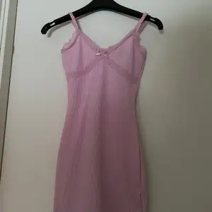 En rosa klänning som ska nu säljas eftersom den kommer ej till någon användning och tar plats i garderoben. Har aldrig använt den. Nypris 200kr men säljs för 85kr :) skriv privat efter intresse!