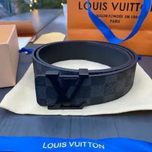 Säljer mitt svarta Louis Vuitton bälte i toppskick! Allt som syns på bilderna följer med. Kan tänka mig att gå ner i pris vid snabb affär. Nypris ca 5300kr. Kontakta mig  vid funderingar.