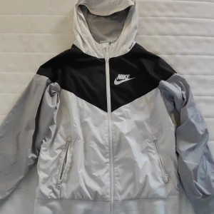 Nike jacka - SNYGG Nike jacka . Ganska bra skick. Använd ett par gånger men annars bra. Barn storlek M 137 - 147 cm pris kan sänkas vid snabb affär