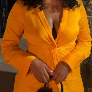 Orange klänning - En strålande orange klänning med en smickrande siluett och skimrande tyg, perfekt för solsemester☀️⛱️