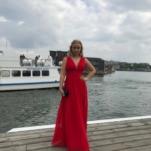 Röd balklänning  - Säljer min fina balklänning som endast är använd en gång och hoppas den kan göra nytta hos någon annan. 