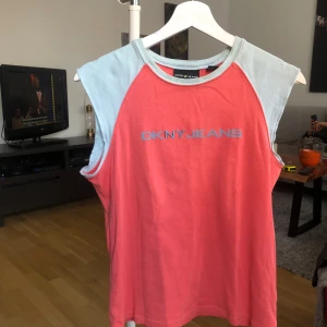 Vintage DKNY topp 100% bomull 90s - Helt perfekt till vår och sommar, tyvärr för stor på mig🌈