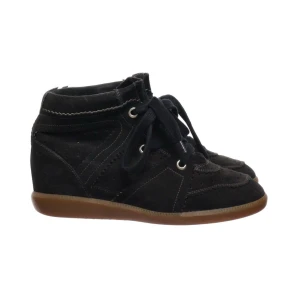 Isabel marant skor - Säljer mina super snygga isabel marant skor som jag köpte alldeles nyligen på sellply men säljer dom pga att dom var för små för mig och inte passade mig som jag ville att dom skulle!☹️🩷🩷  Köpta för 2500kr! Jätte fint skick!