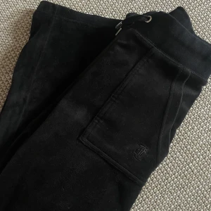 Juicy Couture - Nästintill oanvända juicy byxor, i storlek xxs Kom med bud om mitt inte duger