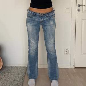 Snygga ljusblå jeans med låg midja, midjemåttet är 43 cm tvärs över och innerbenslängd är 78 cm