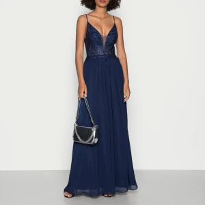  BALKLÄNNING - Helt oanvänd balklänning, lapparna sitter kvar och orginalförpacking medföljer!  Köpt på Zalando för 2400 kr och säljs nu för endast 1400!  Storlek 40 men sitter som en 36/38 beroende på hur man vill ha den, men alltså liten i storleken!☀️☀️