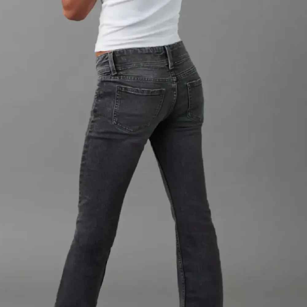 Sparsamt använda jeans från Gina Young! Inga hål eller sånt 🩷. Jeans & Byxor.