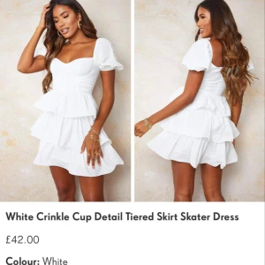 Klänning - Säljer min tänkta studentklänning men som var alldeles för liten vid magen för mig. Bara testad och prislappen sitter kvar! Skriv för mer bilder💕💕betalade 600kr för den allt som allt! 