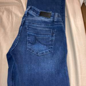 Säljer mina LTB jeans då de är lite stora. Har använts få gånger. Lågmidja, bootcut, mörkblå. Stlk 25/30. Pris kan diskuteras.