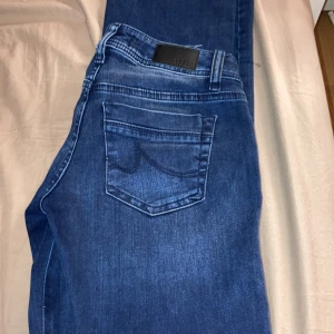 LTB jeans Valerie - Säljer mina LTB jeans då de är lite stora. Har använts få gånger. Lågmidja, bootcut, mörkblå. Stlk 25/30. Pris kan diskuteras.