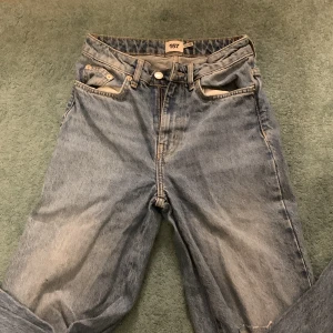 Bekväma jeans med hål  - Bekväma med ganska stora hål på båda knän, köpta för ungefär 5/6 månader sedan, inte särskilt använda 