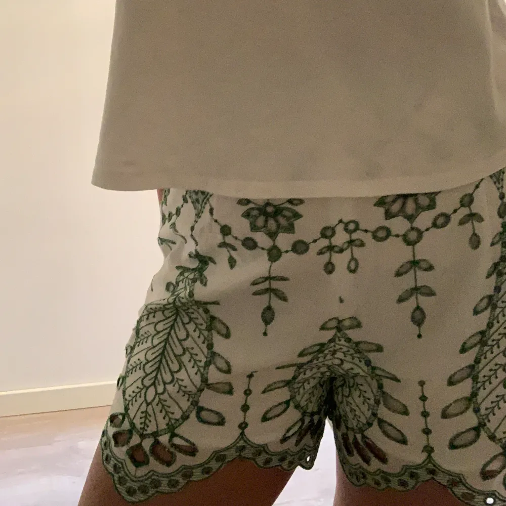 Super fina vit gröna shorts från zara. Passar perfekt till sommaren men en söt vit blus. De gröna detaljer är as snygga och dem är endast använda en gång💓. Shorts.