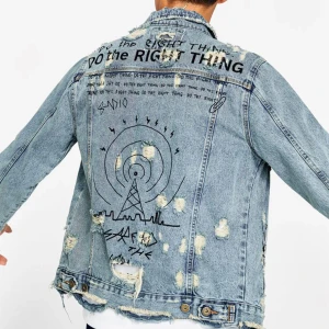 Jeans jacka Zara Vintage - 1990 Zara jeansjacka, Storlek Medium, och är normal i storleken, jag har testat den någon gång men inte använt den mer än så. Den är i väldigt bra skick. Säljs inte längre från Zara. 100% bomull